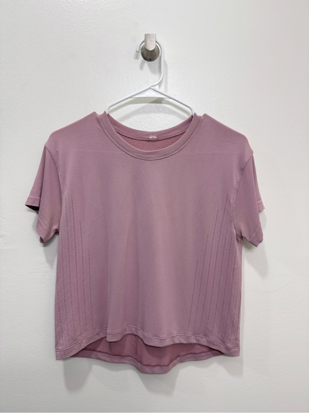 Lululemon Pink/Mauve cropped T-shirt